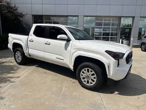 Certified 2025 Toyota Tacoma SR5 AWD/4WD image 2