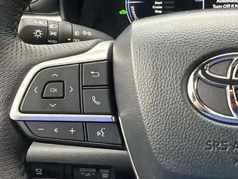 Certified 2025 Toyota Sienna Platinum FWD image 11