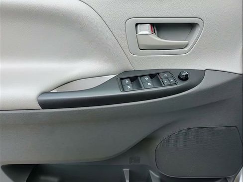 Used 2020 Toyota Sienna L image 17