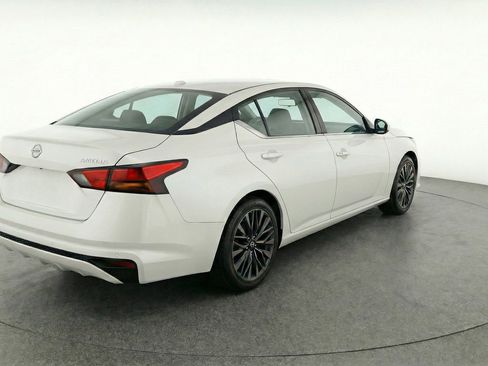 Used 2025 Nissan Altima 2.5 SV image 9