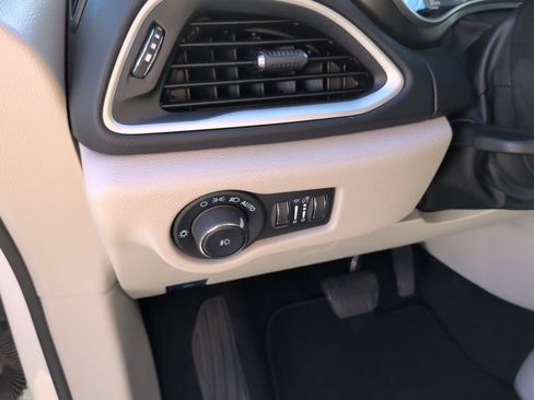 Used 2024 Chrysler Pacifica Touring-L FWD image 17