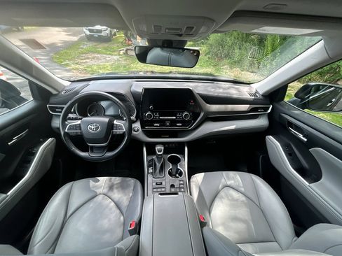 Used 2023 Toyota Highlander XLE AWD/4WD image 13