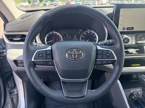 Used 2023 Toyota Highlander XLE FWD image 28