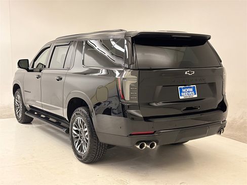 Used 2025 Chevrolet Suburban Z71 w/ Comfort Package image 8