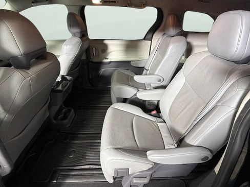 Used 2021 Toyota Sienna Limited FWD image 27