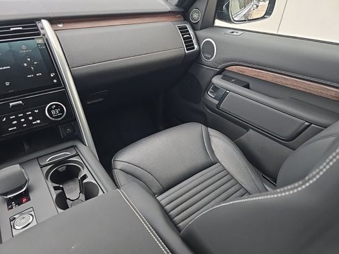 Certified 2025 Land Rover Discovery Dynamic SE image 21