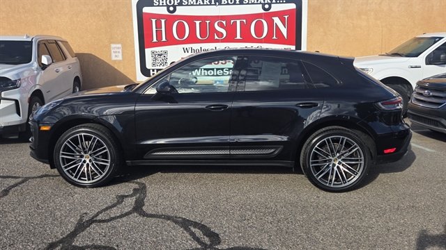 Used 2023 Porsche Macan AWD/4WD image 1