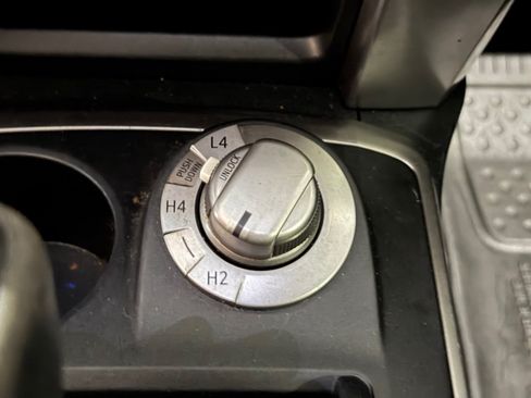 Used 2018 Toyota 4Runner SR5 AWD/4WD image 31