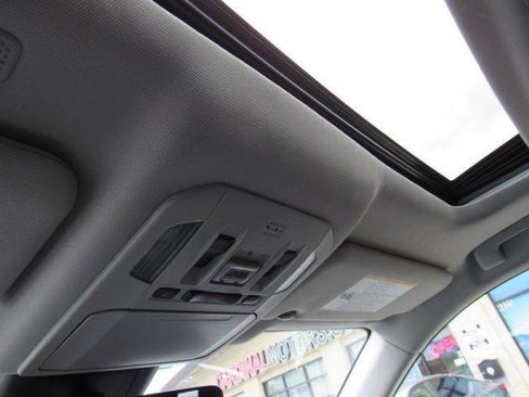 Used 2021 Toyota Highlander XLE AWD/4WD image 24
