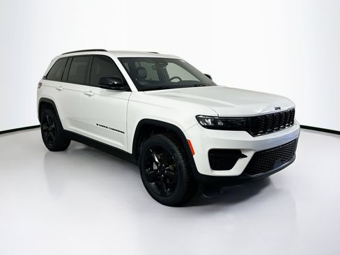 Used 2023 Jeep Grand Cherokee Altitude AWD/4WD image 3