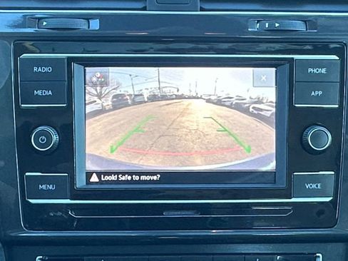 Used 2021 Volkswagen Golf 4-Door image 16