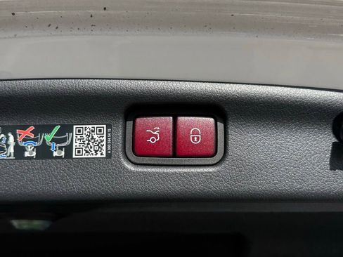 Used 2024 Mercedes-Benz C 300 4MATIC Sedan image 11