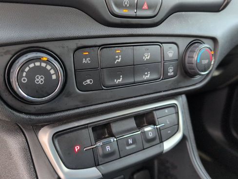 Used 2024 GMC Terrain SLE FWD image 18