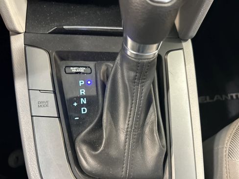 Used 2017 Hyundai Elantra SE image 28