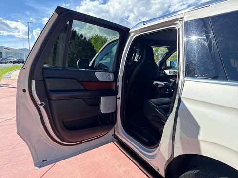 Used 2021 Lincoln Navigator L Reserve AWD/4WD image 18