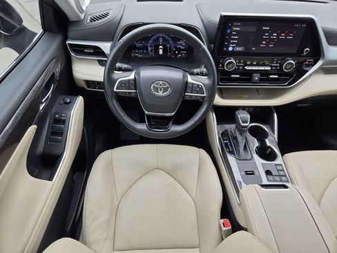 Used 2023 Toyota Highlander Platinum FWD image 14