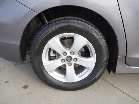 Used 2018 Toyota Sienna LE image 11