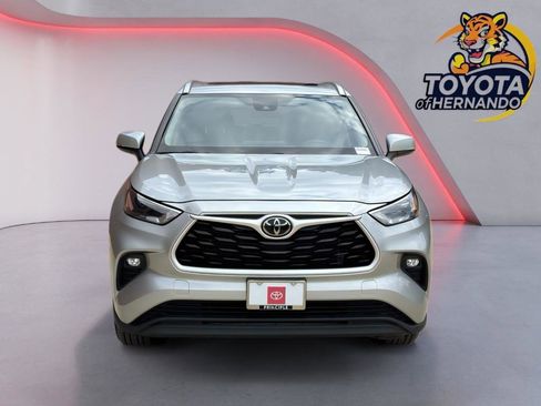 Used 2024 Toyota Highlander XLE image 2