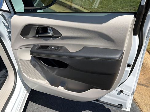 Used 2024 Chrysler Pacifica Touring-L FWD image 15