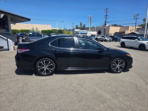 Used 2020 Toyota Camry SE w/ Blackout Package FWD image 3