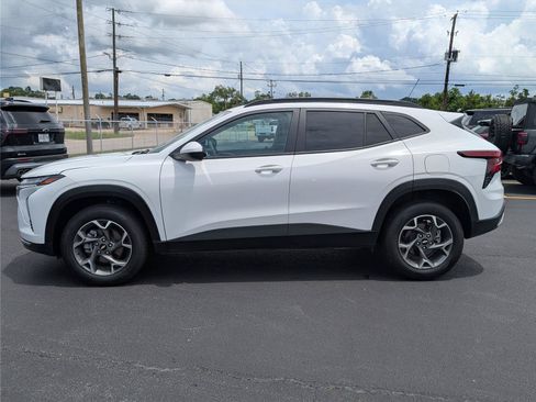 Used 2025 Chevrolet Trax LT FWD image 2