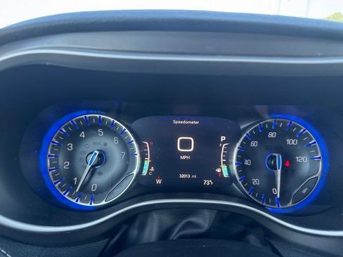 Used 2023 Chrysler Pacifica Touring-L FWD image 11
