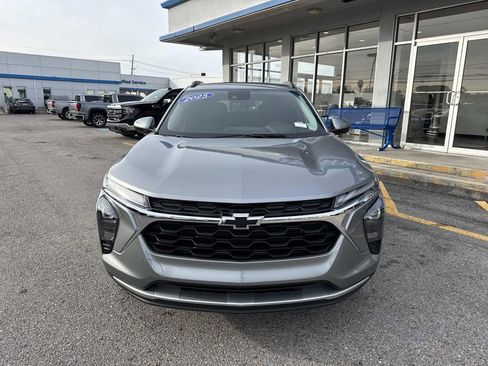 Used 2025 Chevrolet Trax LT w/ LT Convenience Package image 2