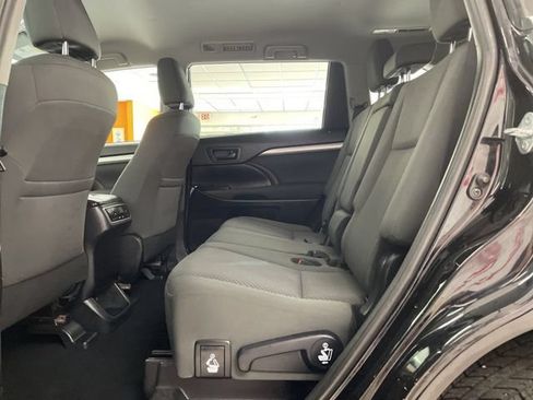 Used 2019 Toyota Highlander LE AWD/4WD image 11