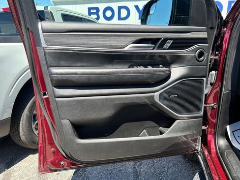 Used 2024 Jeep Wagoneer L Series II w/ Flexible Seating Group AWD/4WD image 33