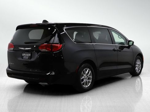 Used 2024 Chrysler Voyager LX image 5