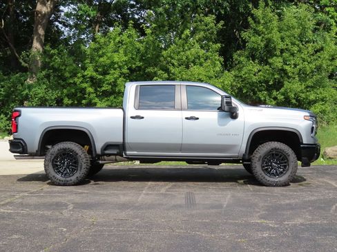 Used 2024 Chevrolet Silverado 2500 ZR2 w/ Technology Package AWD/4WD image 2