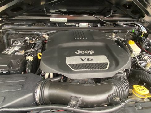 Used 2017 Jeep Wrangler Unlimited Sport w/ Connectivity Group AWD/4WD image 27