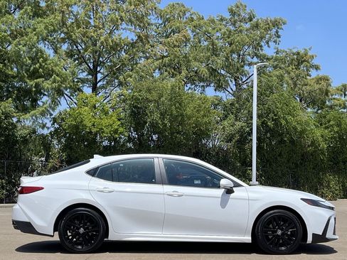 Used 2025 Toyota Camry SE FWD image 3