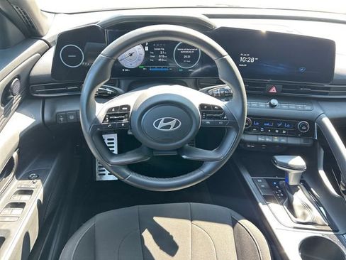 Certified 2025 Hyundai Elantra SEL FWD image 17