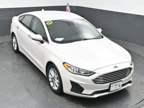 Used 2019 Ford Fusion SE image 32