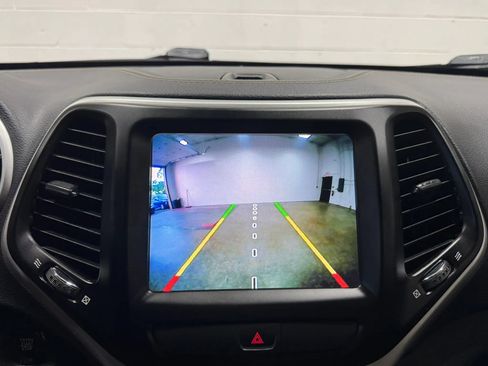Used 2018 Jeep Cherokee Latitude Plus w/ Cold Weather Group AWD/4WD image 26