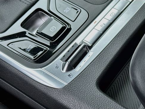 Certified 2025 Kia Carnival SX FWD image 23