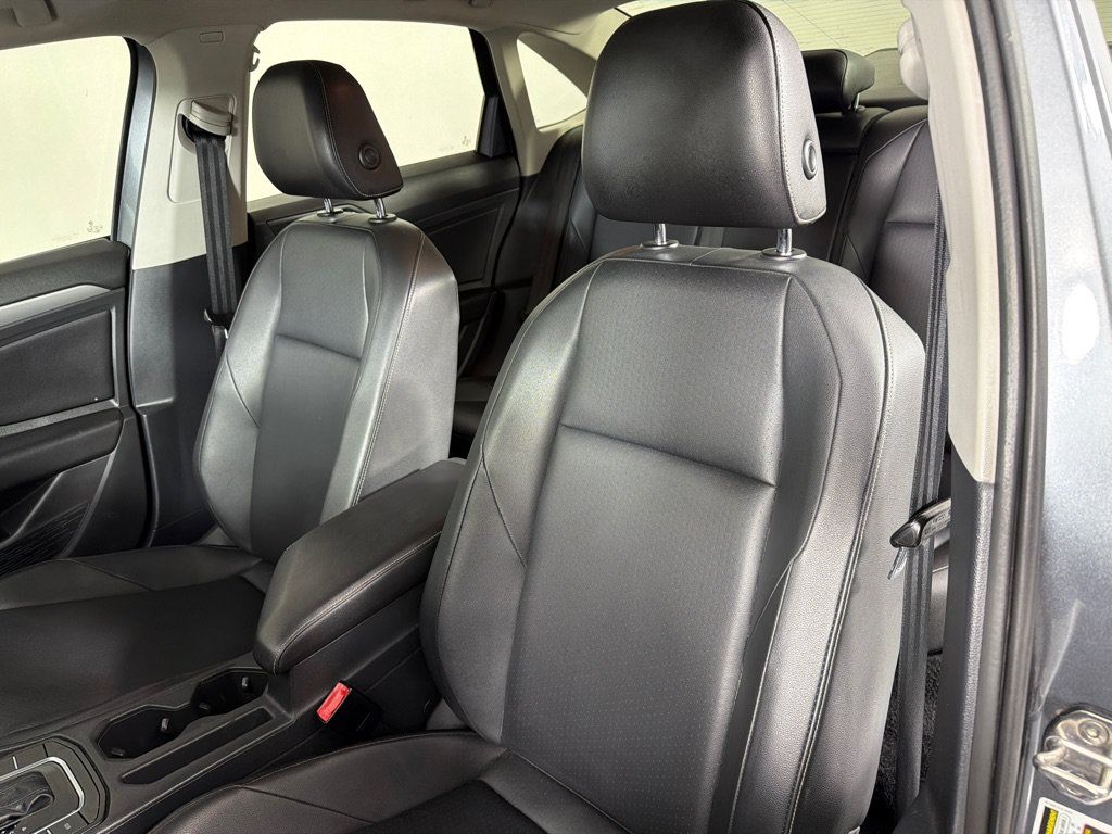 Used 2019 Volkswagen Jetta SE w/ Cold Weather Package FWD image 13