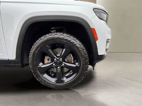 Used 2022 Jeep Grand Cherokee L Laredo image 21