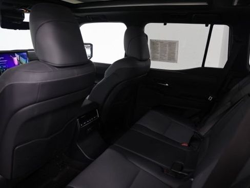 Used 2024 Lexus GX 550 w/ Cold Area Package AWD/4WD image 34