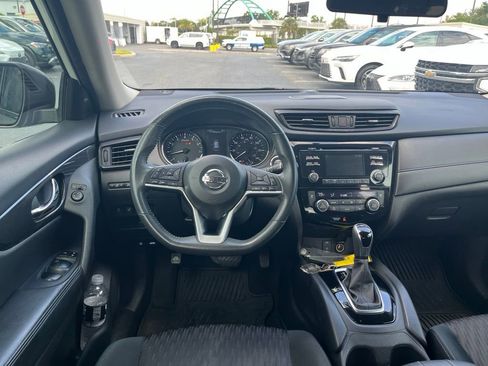 Used 2017 Nissan Rogue SV FWD image 4