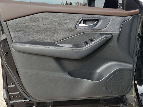 Used 2023 Nissan Rogue SV image 11