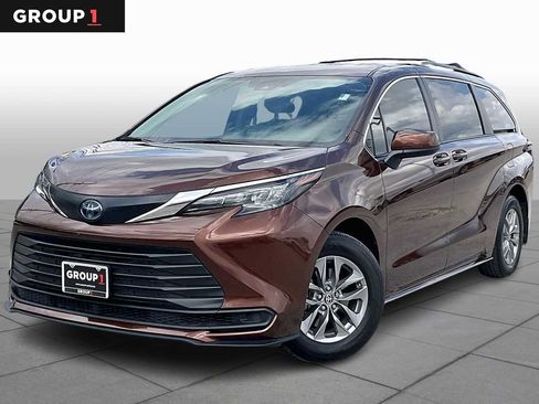 Used 2024 Toyota Sienna LE image 1