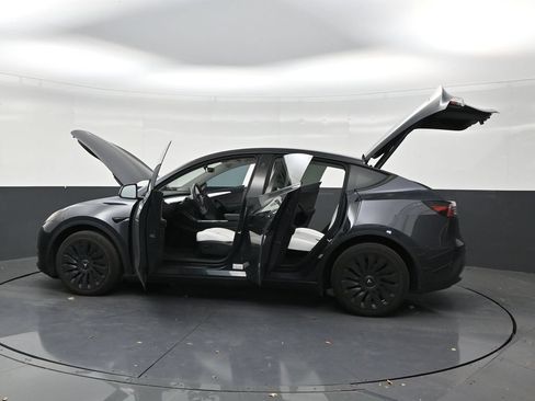 Used 2024 Tesla Model Y Long Range AWD/4WD image 29