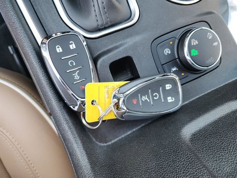 Used 2023 Chevrolet Traverse Premier image 34