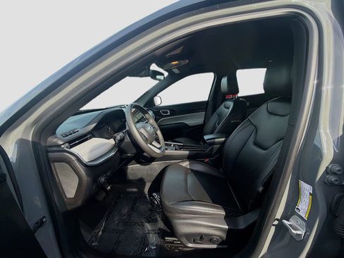 Used 2024 Jeep Compass Limited image 18