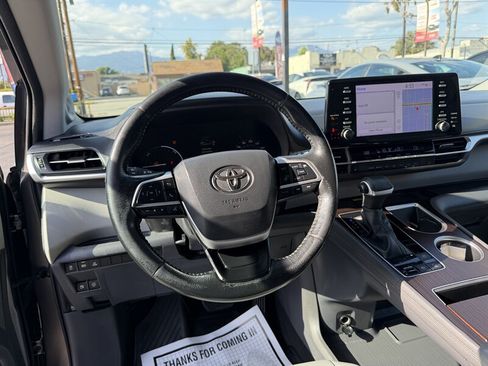 Used 2022 Toyota Sienna XLE w/ XLE Plus Package FWD image 14