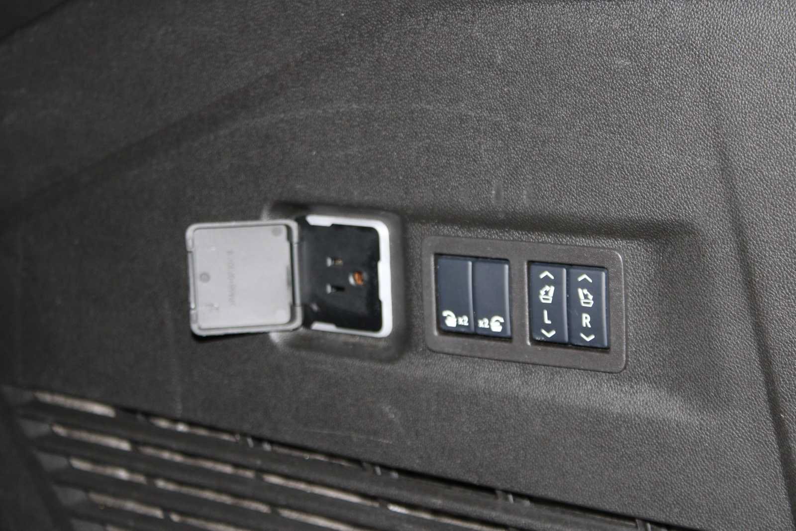 Used 2025 GMC Yukon XL Denali AWD/4WD image 16