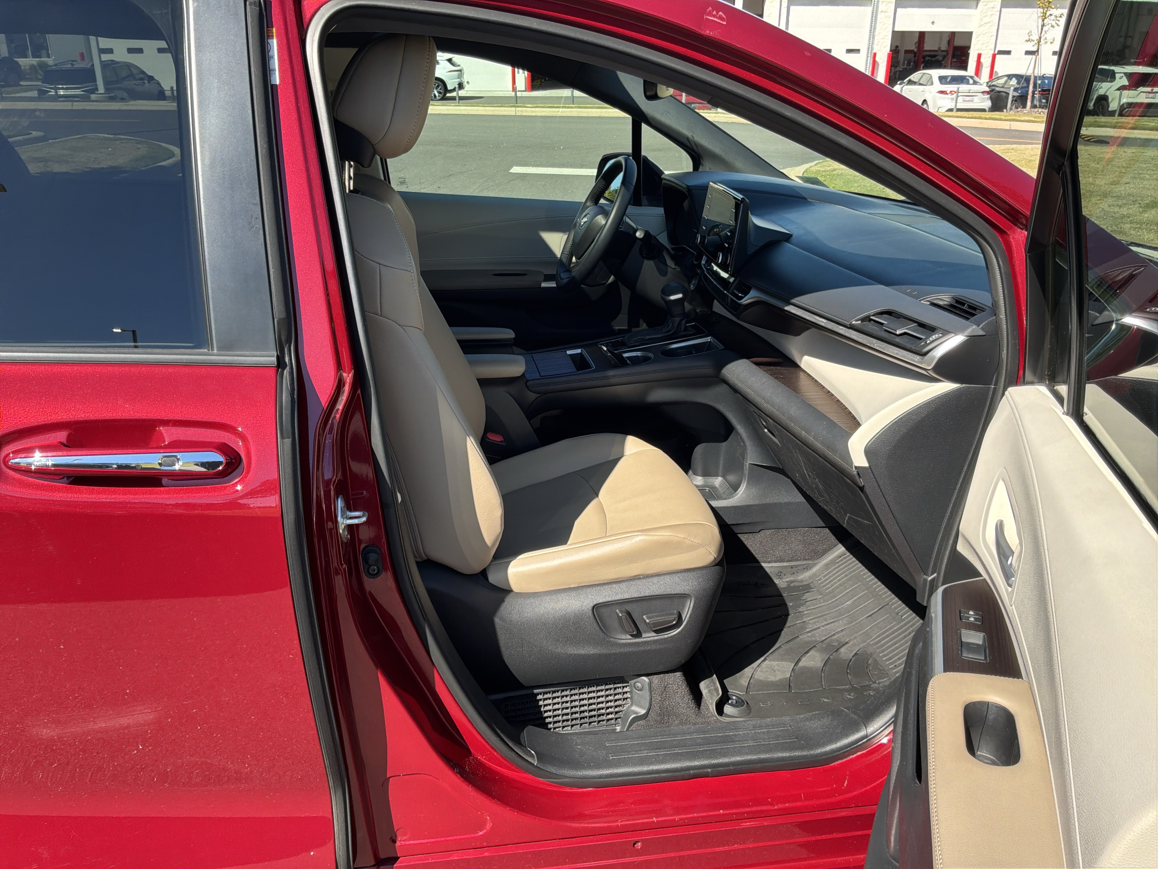 Used 2021 Toyota Sienna XLE FWD image 34