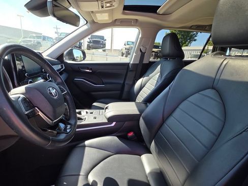 Used 2021 Toyota Highlander XLE AWD/4WD image 10